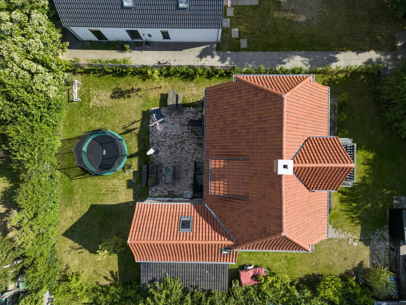 Dronefoto af hus med tegltag